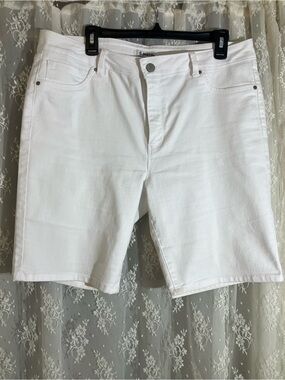 d. jeans White Women's stretch jean Bermuda Shorts